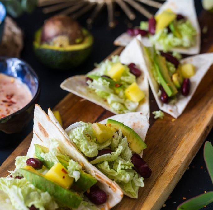 Tacos z pikantnym mango awokado i czerwoną fasolą Meksykański fast food na raz 5
