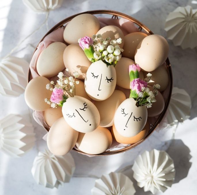 Wielkanocne jajeczka z kwiatami - idealny stroik na świąteczny stół 9