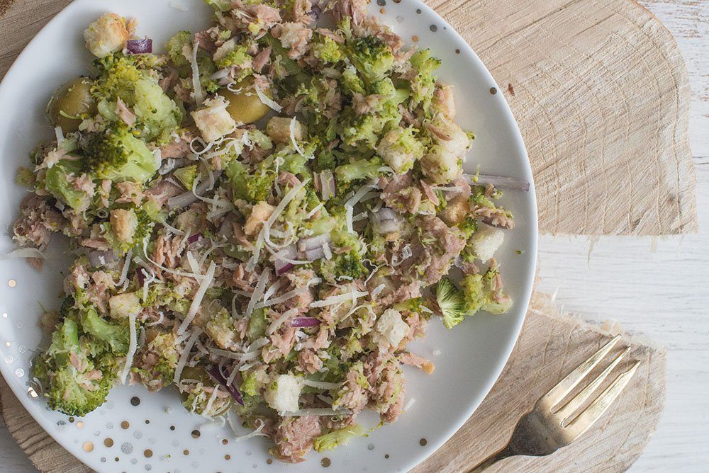Zdrowa sałatka z brokułem i tuńczykiem